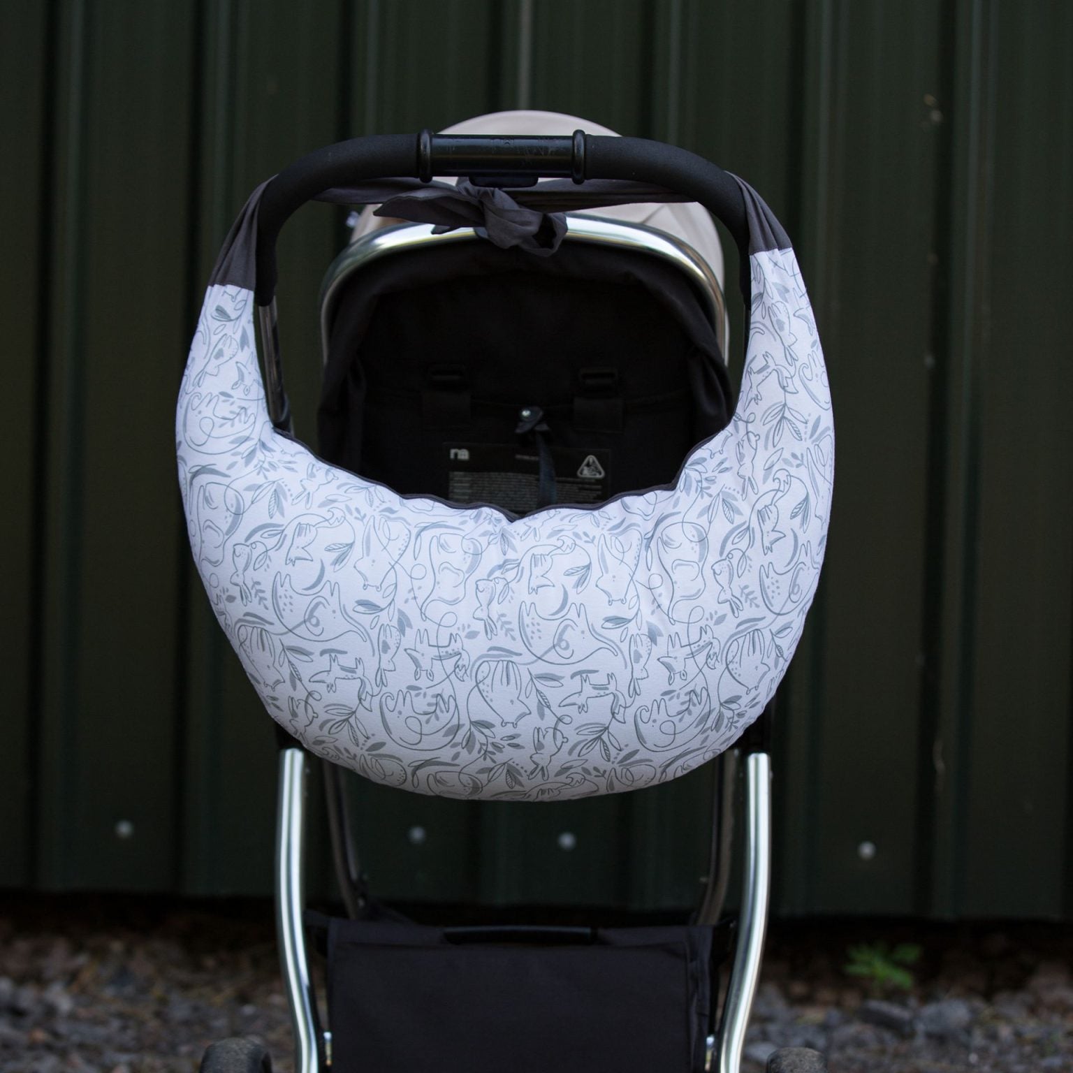 Hippychick® Възглавница за кърмене - цвят Animal Friends Grey