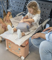 Stokke® JetKids™ BedBox™ Куфар+Легло за самолет - цвят Coral Pink