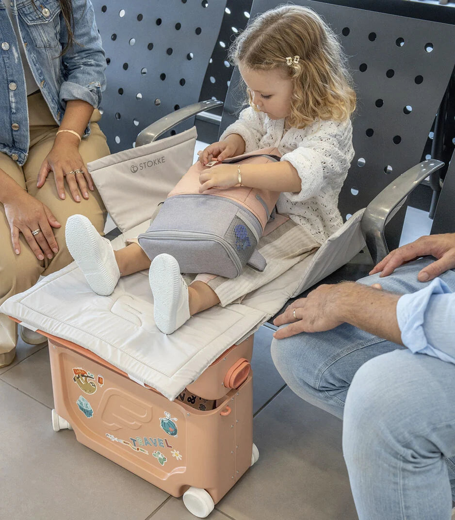 Stokke® JetKids™ BedBox™ Куфар+Легло за самолет - цвят Coral Pink