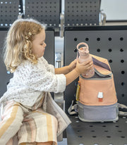 Stokke® JetKids™ Раничка за пътуване - цвят Coral Pink