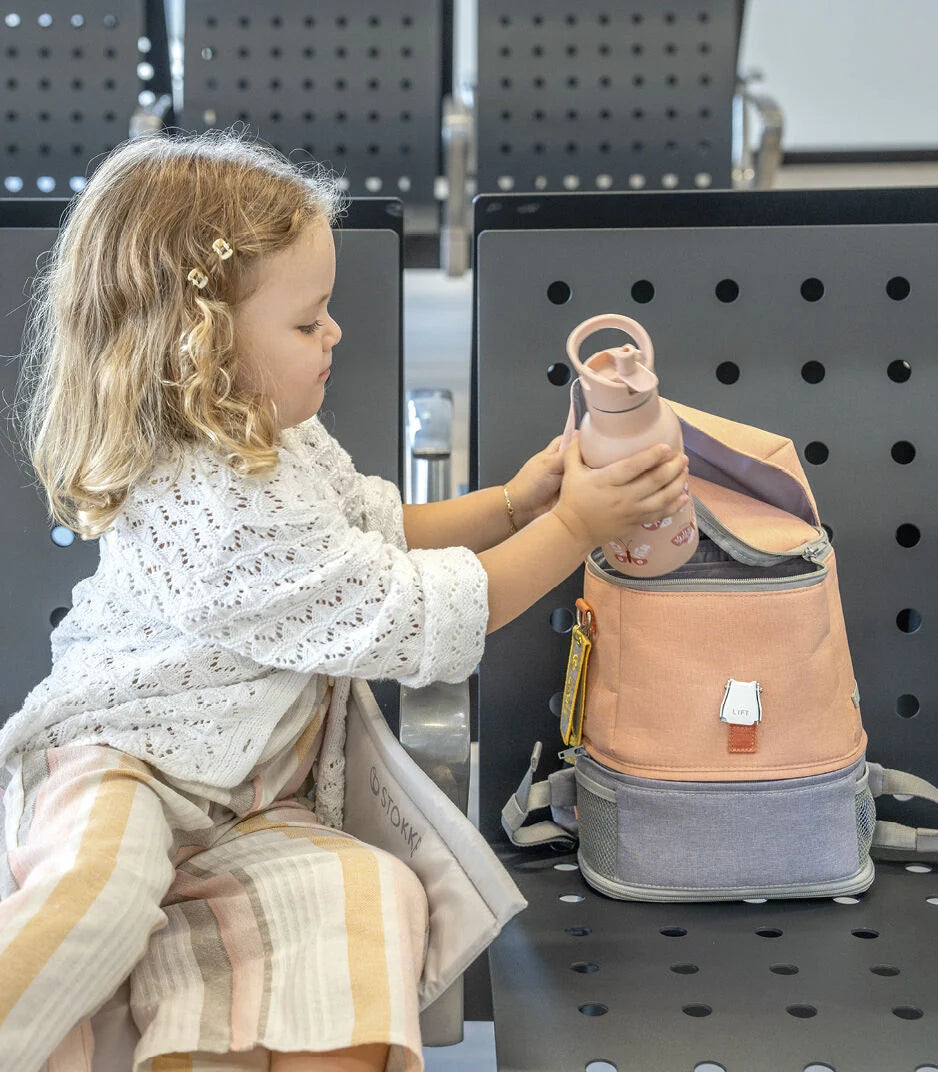 Stokke® JetKids™ Раничка за пътуване - цвят Coral Pink